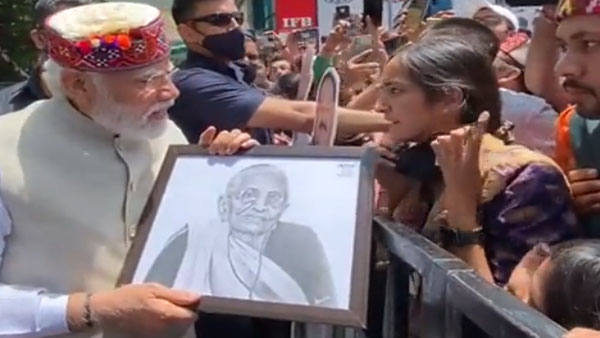 Watch: PM Modi stops his car to accept painting of his mother by girl in Shimla