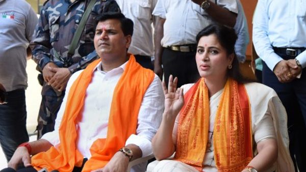 Hanuman Chalisa row: Navneet Rana appears before privileges committee, names Maha CM