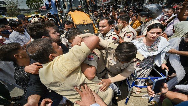 Demolition drive: MCD's Bulldozers leave Shaheen Bagh; Illegal encroachment manually removed