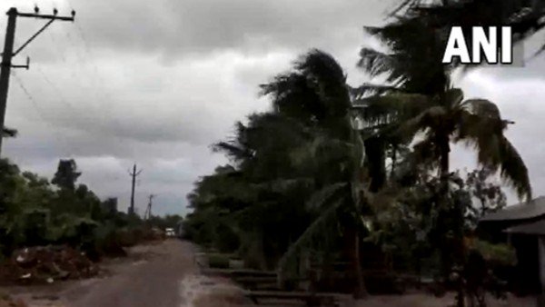 Cyclone Asani expected to re-curve later tonight; strong winds, rain lash parts of Andhra Pradesh