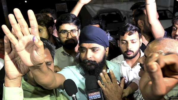 After his return, Tajinder Bagga challenges Arvind Kejriwal