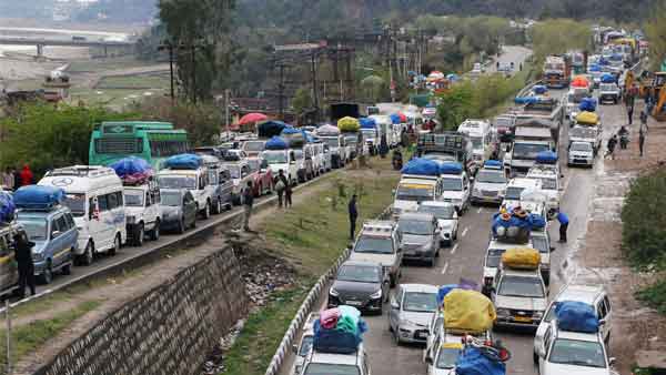 Safety wall collapse on Uttarakhand's Yamunotri highway leaves 10,000 people stranded