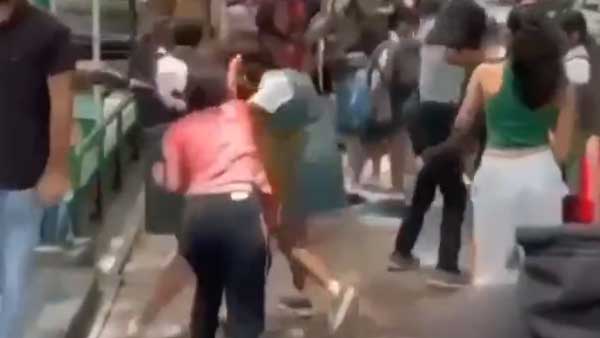 Video of Bengaluru girls fighting on street goes viral, reason unknown