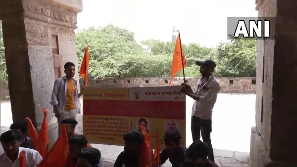 Right-wing group recites Hanuman Chalisa outside Qutub Minar; 44 detained