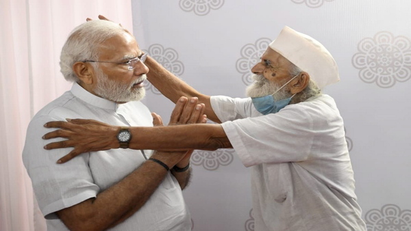 Gujarat: PM Modi meets his school teacher in Navsari, pic goes viral