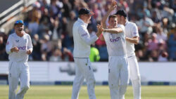 England strike late to seize control of 3rd Test