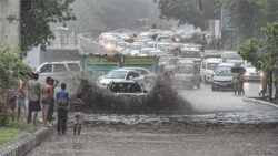 Continuous rainfall in Delhi-NCR causes traffic snarls