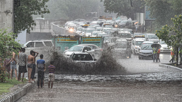 Continuous rainfall in Delhi-NCR causes traffic snarls
