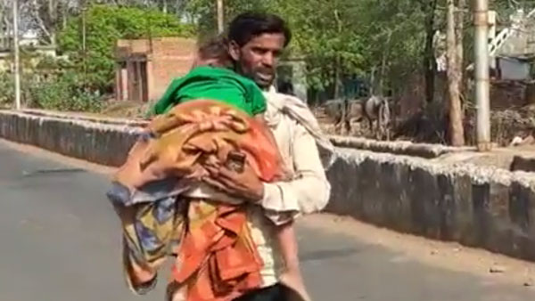 Watch: Family carry four year old girl’s dead body after being denied ambulance