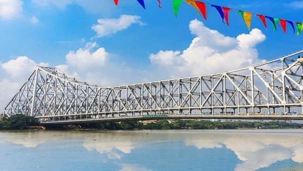 Mishap on Howrah Bridge leaves at least seven people injured