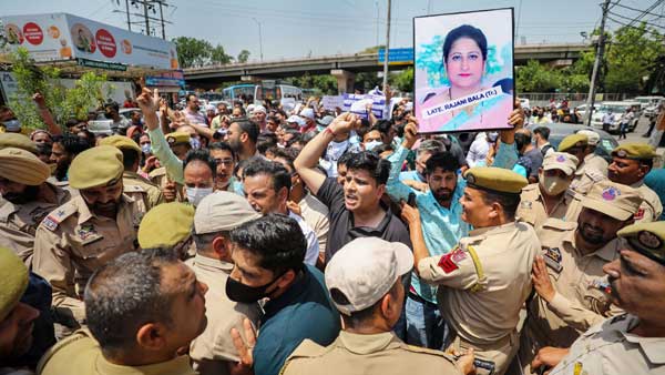 Demanding transfer to home districts, fear stricken govt employees march in Jammu