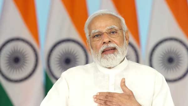 PM Modi stops car on Bengaluru street to greet cheering crowd