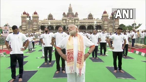 Top leaders lead early morning greetings on International Yoga Day