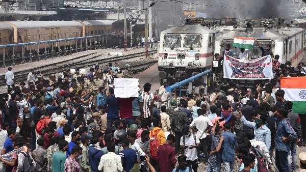 Agnipath: Protestors block railway tracks in Bengal, services hit