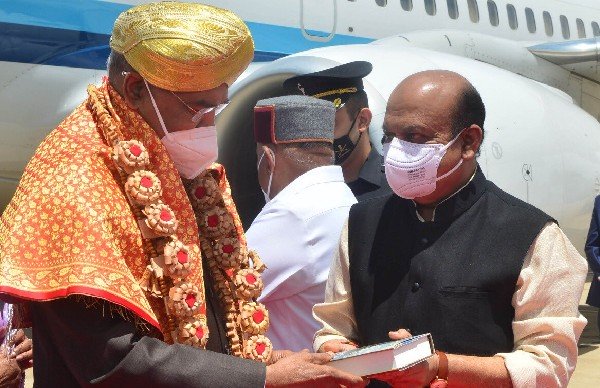 President Ram Nath Kovind arrives in Bengaluru on 2-day visit; Governor, CM receive him