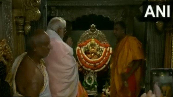 PM Modi offers prayers at Chamundeshwari Temple in Mysuru | VIDEO