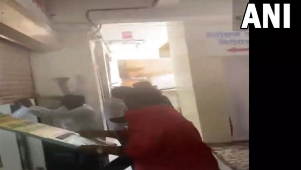 Sena workers vandalise rebel MLA Tanaji Sawant's office in Pune | VIDEO