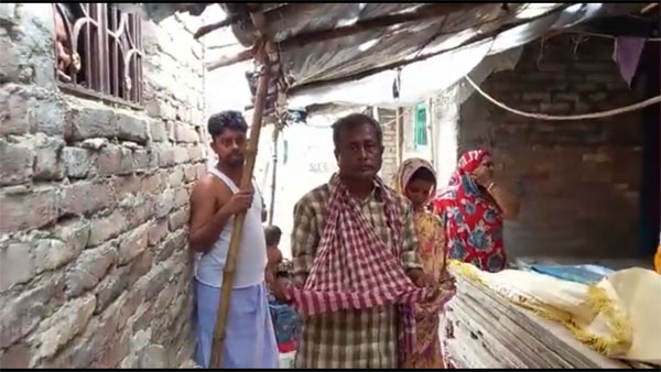 Elderly Bihar couple begs to arrange money to get son's body released from hospital | VIDEO