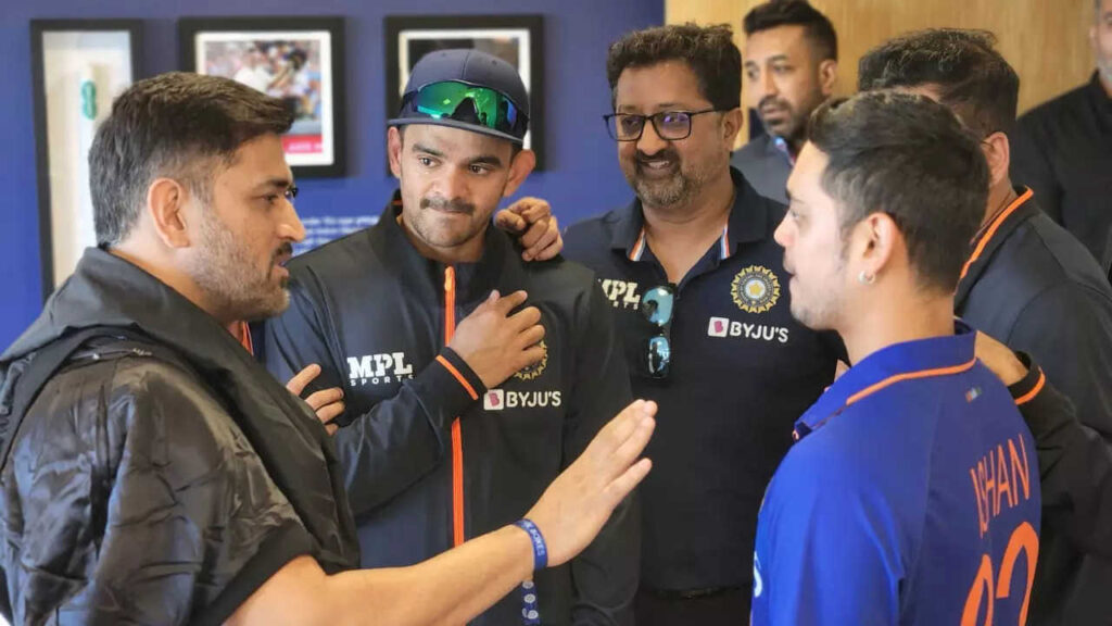 Dhoni interacts with Indian players after win over Eng in 2nd T20I