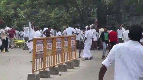 AIADMK leadership tussle: EPS, OPS supporters clash in Chennai | VIDEO