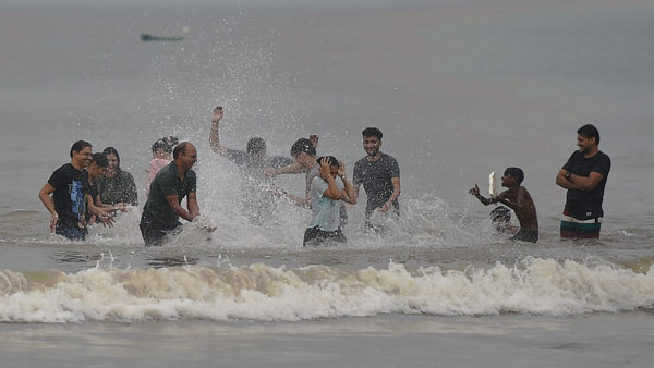 Planning a beach visit in Mumbai today? Read this