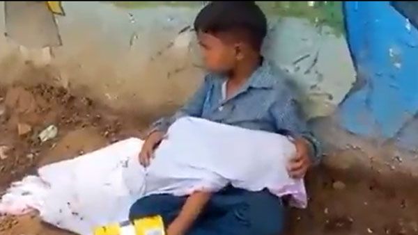 MP: 8-year-old boy sits with younger brother's body in lap as father looks for ambulance | VIDEO