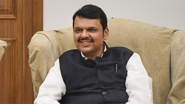 Dy CM Fadnavis gets grand welcome in Nagpur; Shah's photo missing from BJP banners