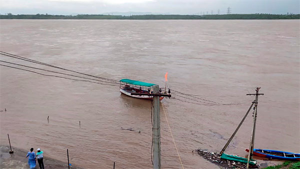 Monsoon mayhem in Telangana: 4 dead; flood alert issued at Bhadrachalam as Godavari rises