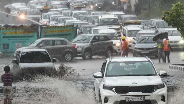 Heavy rain lashes Delhi-NCR; Traffic advisory issued