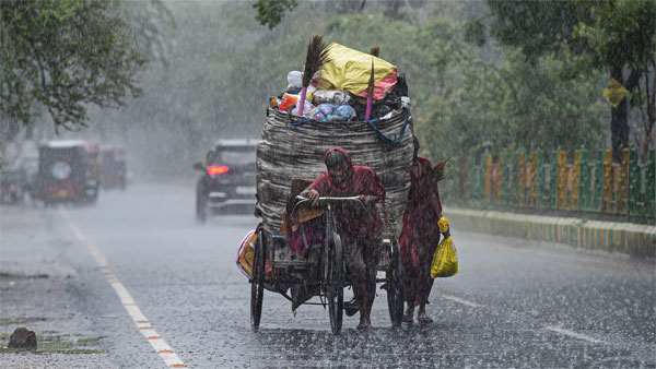 IMD issues red alert for Mumbai, advises people to plan travel accordingly