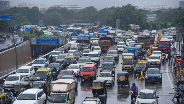 Heavy rains in Mumbai cause waterlogging, traffic snarls