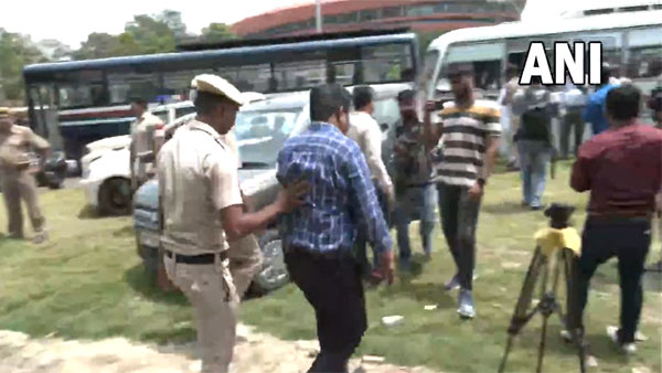 AAP supporters detained for protesting CBI raid at Manish Sisodia’s residence | VIDEO