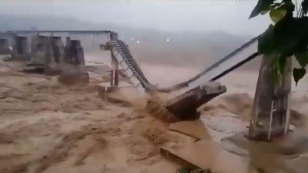 Himachal: Railway bridge collapses amid heavy rainfall in Kangra | VIDEO