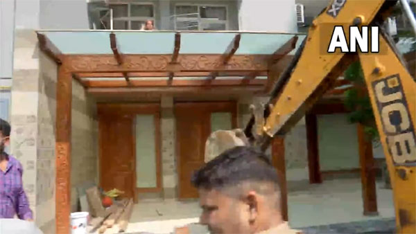 Bulldozer action against Shrikant Tyagi: Illegal structures at Grand Omaxe society in Noida demolished