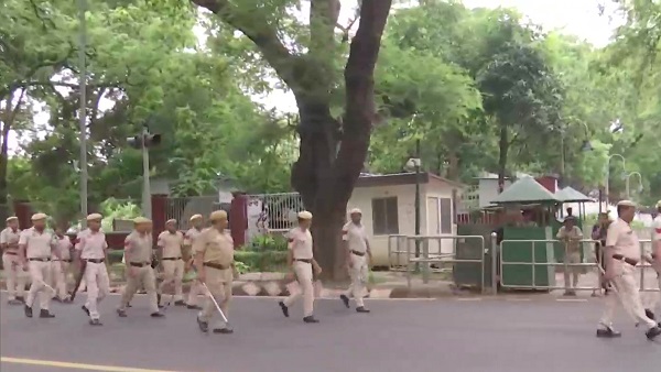 Cops deployed outside Sonia, Rahul's residences; AICC HQs 'under siege', claims Cong