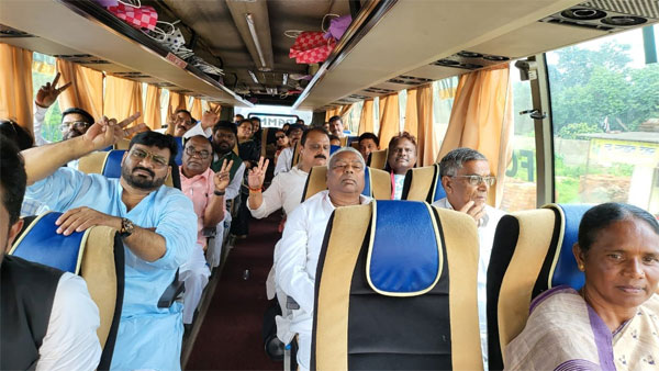 Soren’s MLAs on the move in buses: 10 points from Jharkhand