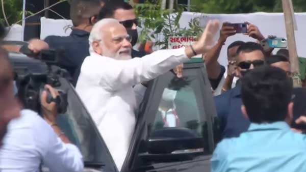 PM Modi receives warm welcome in Bhuj, holds roadshow | VIDEO