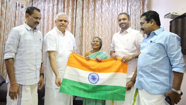 Har Ghar Tiranga: BJP national Gen Secy gives tricolor to Tribal singer Nanjiamma