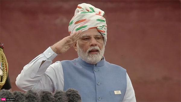 PM Modi inspects Guard of Honour, hoists national flag at Red Fort