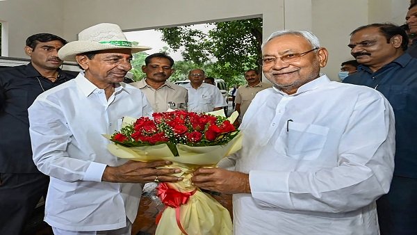 With Nitish by his side, KCR bats for 'BJP mukt Bharat'