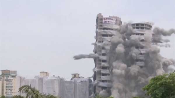 Watch the moment Noida twin towers razed to ground in controlled explosion | VIDEO