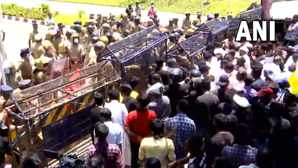 Kerala: Fishermen protest against Adani port project in Vizhinjam | VIDEO