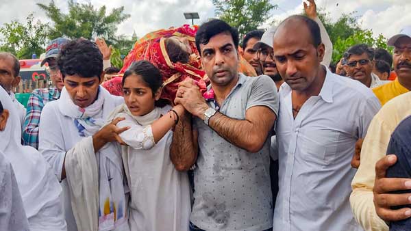 Daughter Yashodhara lights pyre as family bids tearful adieu to Sonali Phogat