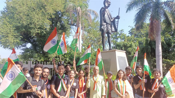 Students, teachers of DU hold Tiranga Yatra