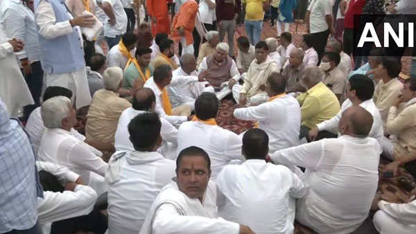 Thousands join 'Mahapanchayat' in support of Shrikant Tyagi in Noida