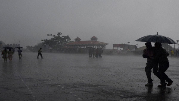 Weather update: IMD predicts heavy rains in Mumbai, Bengal, Odisha; Bengaluru likely to stay cloudy