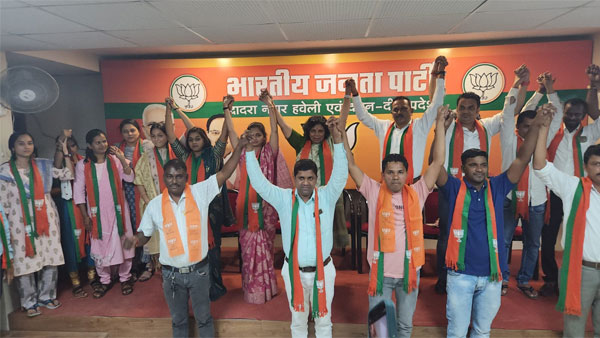 Yet another setback for Nitish as 15 JDU Panchayat members join BJP in Daman & Diu