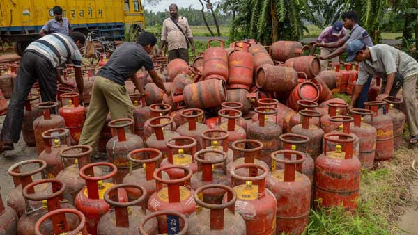 Price of commercial LPG cylinder reduced by Rs 91.50; Check rates in metro cities