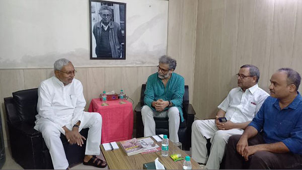 Nitish now meets CPI-ML leader Dipankar Bhattarcharya in Delhi