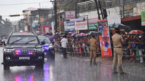 People brave rains to welcome PM Modi in Kerala